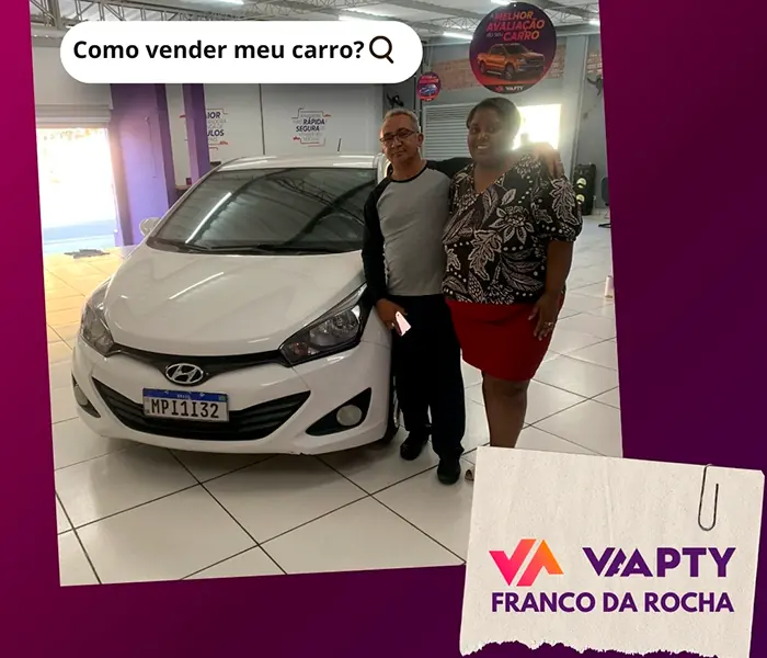 Clientes ao lado do Hyundai HB20 branco vendido na Vaapty Franco da Rocha