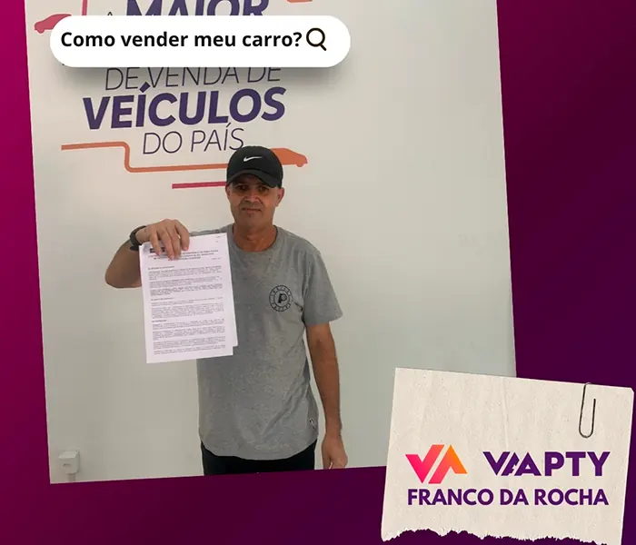 Cliente mostrando o contrato de venda do carro