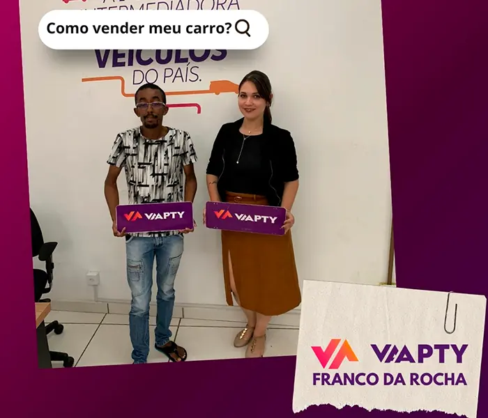 Clientes segurando as placas da Vaapty na unidade